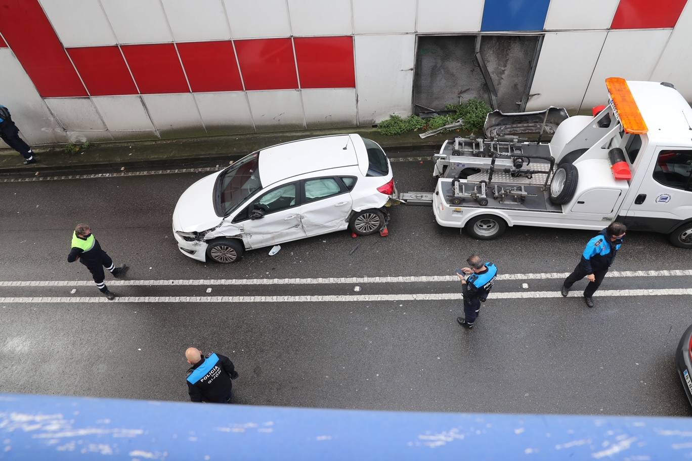  El accidente de un vehículo en la avenida del Llano, en Gijón, este miércoles ha provocado el corte del acceso en este paso y ha causado retenciones, al quedar el coche atravesado en la vía por causas que aún se desconocen. Hasta el lugar se han desplazado agentes de la Policía Local de Gijón y una ambulancia. 