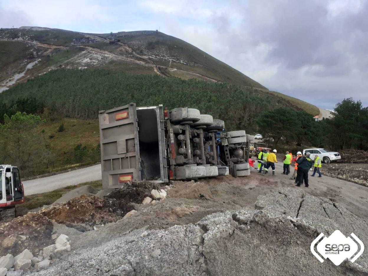 El camión, que transportaba áridos para un parque eólico, volcó a la altura de la localidad de Escardén. 