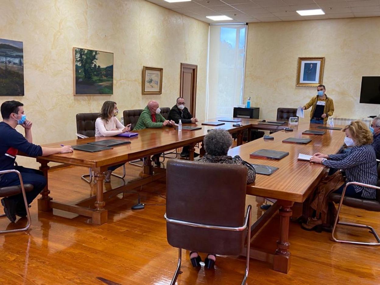 El alcalde, Iván Fernández, se reunió ayer con representantes del movimiento asociativo de Trasona. 