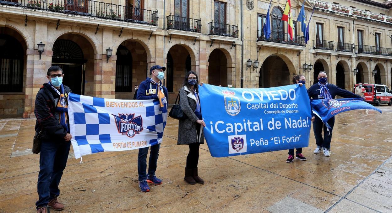 Protesta frente al Ayuntamiento durante el Pleno. 