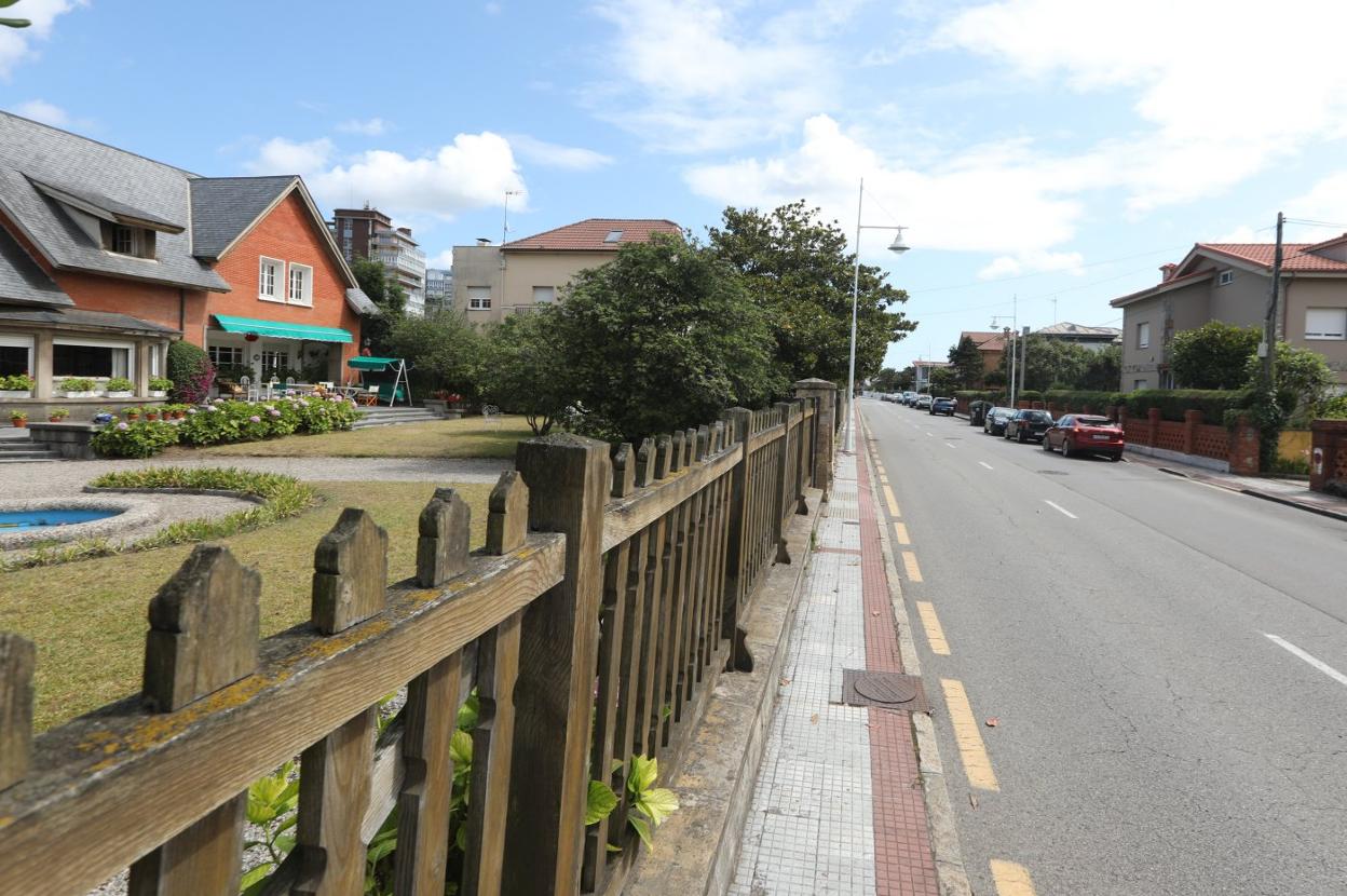 Avenida de Clarín, en Salinas (Castrillón), la calle con las viviendas más caras de Asturias. 