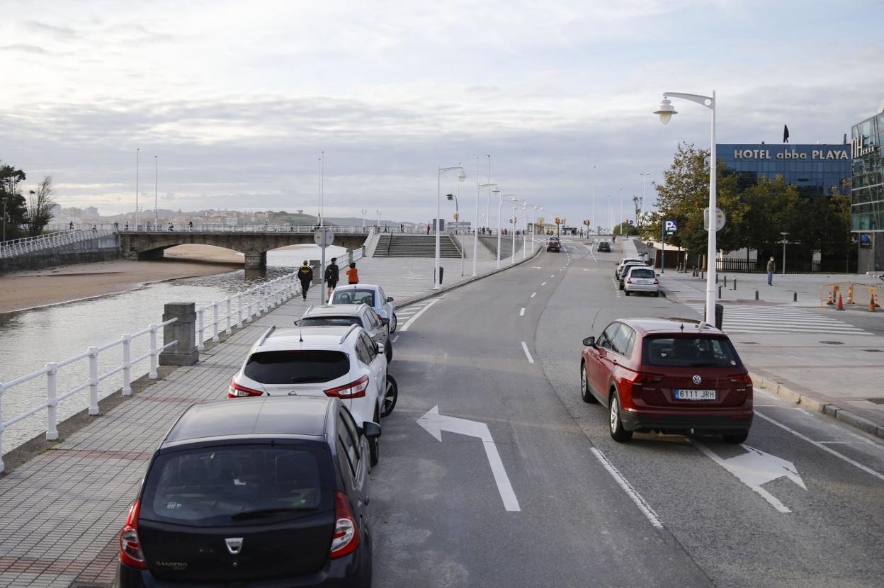 Zona del paseo donde se quitarán entre 20 y 30 plazas de aparcamiento para garantizar la seguridad del tráfico en ambos sentidos. 