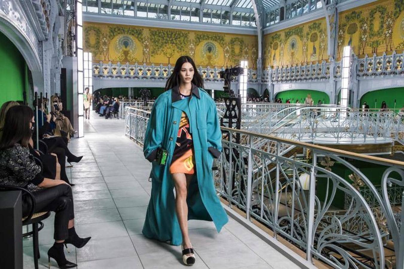 El futurismo ochentero de Vuitton cierra la pasarela parisina de