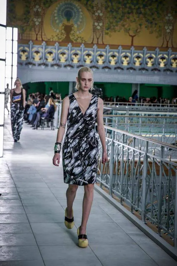 El futurismo ochentero de Vuitton cierra la pasarela parisina del