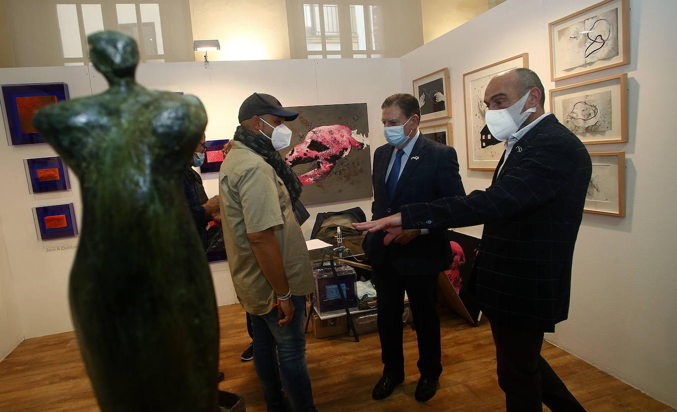 La Feria de Arte Contemporáneo del Principado, que se desarrollará hasta el 11 de octubre, muestra la obra de 68 artistas, un 70% asturianos, y 17 galerías de Oviedo, Gijón y Avilés, además de la Escuela de Arte de Oviedo para conmemorar la décima edición con obras de pintura, la escultura, la obra gráfica, la fotografía y la instalación.