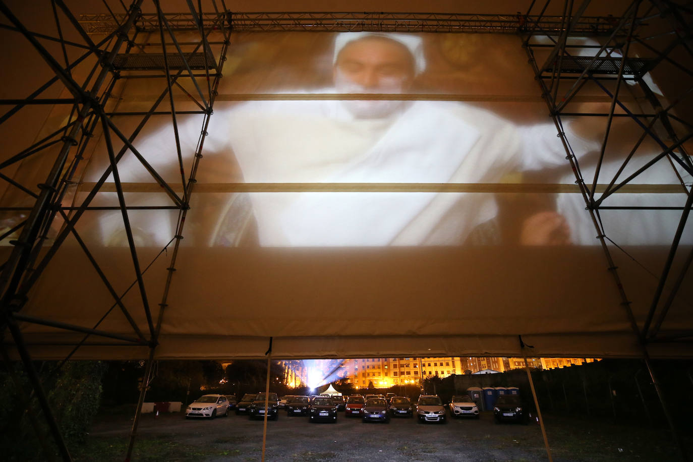 La Fábrica de los Premios Princesa reúne desde un autocine hasta distintas actividades como recitales poéticos, sala de rally virtual o conciertos. Todo ello en las instalaciones de la Fábrica de Armas de la Vega.