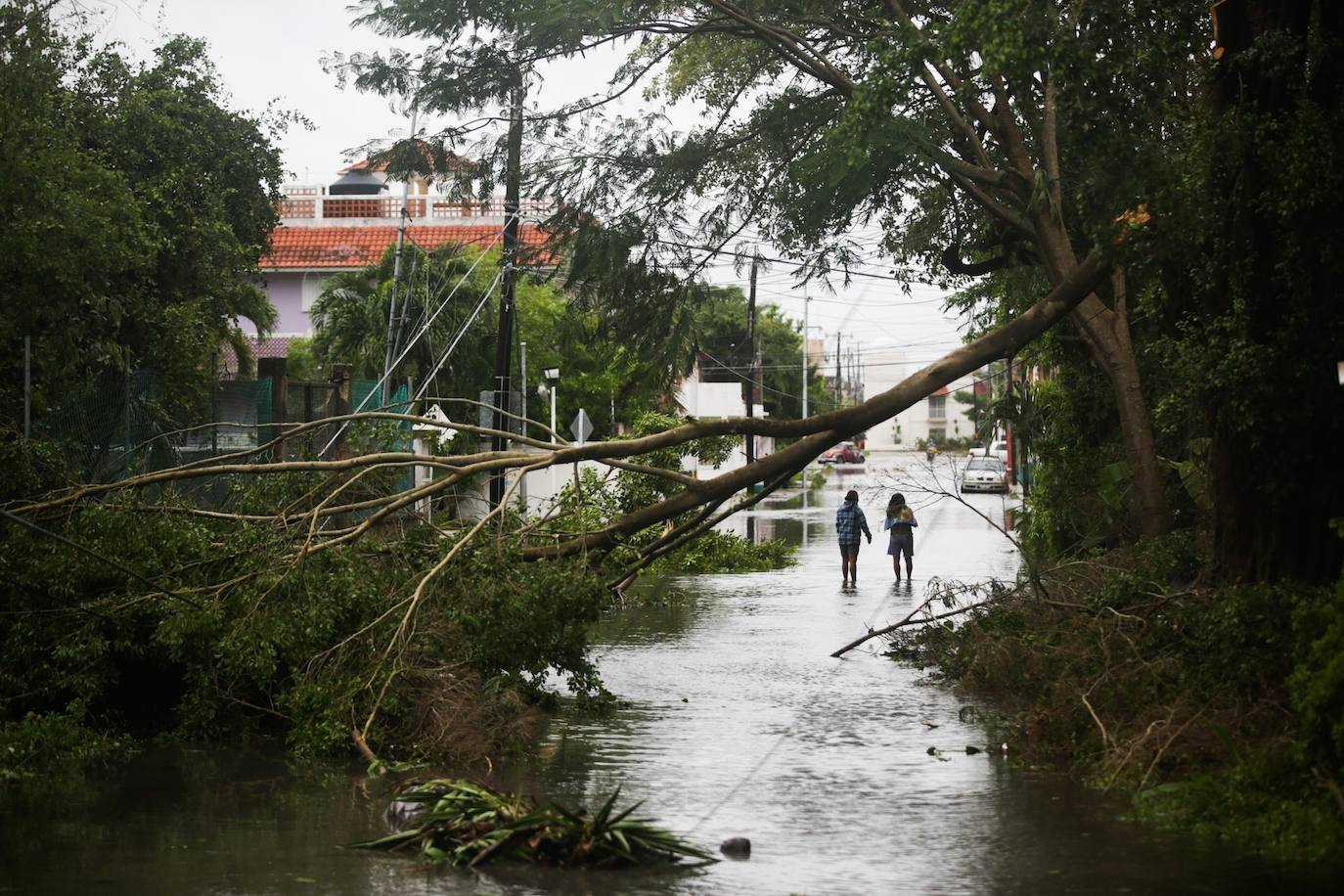 El huracán Delta genera múltiples incidencias en el caribe mexicano a su paso por la península del Yucatán