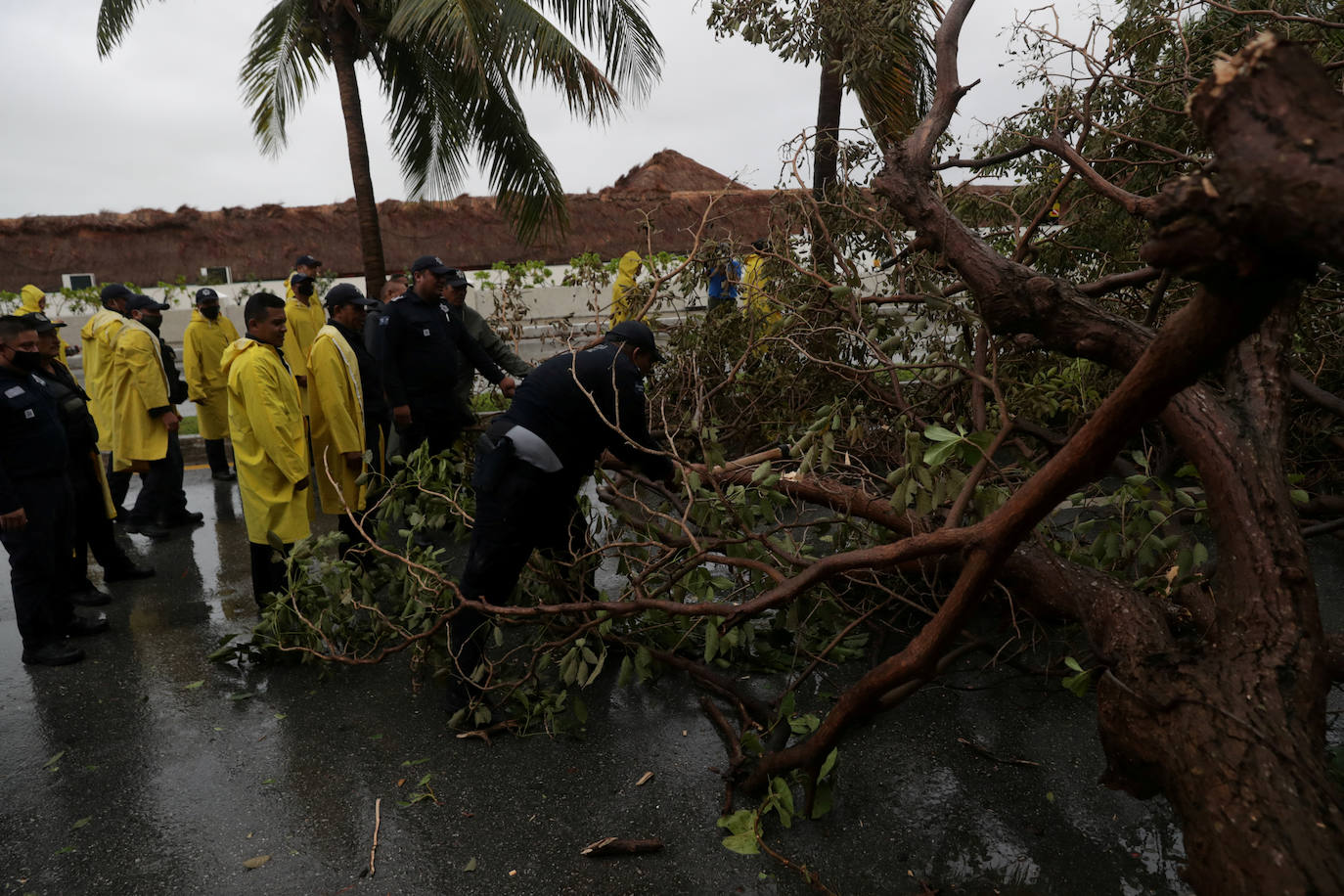 El huracán Delta genera múltiples incidencias en el caribe mexicano a su paso por la península del Yucatán