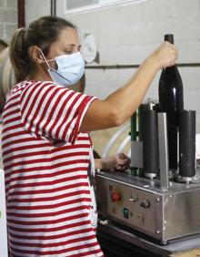 Imagen secundaria 2 - La uva despalillada, la pisada y algún racimo entero en una tina y empieza la fermentación. Una vez fermentados, prensados y trasegados, el vino ya se embotella y se deja 'dormir'. Todas las botellas se corchan en la propia bodega de forma manual y antes de ponerse a la venta. se etiquetan. El sello de la DOP se pone a mano uno a uno.