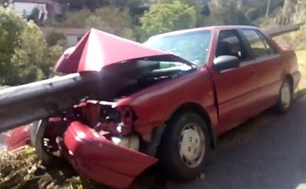 Un vehículo atraviesa cinco metros de un quitamiedos en Turón
