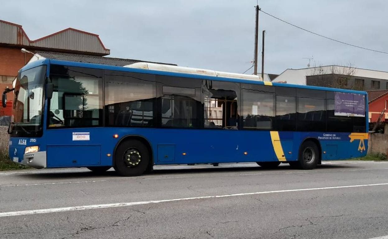 Autobús atacado en Llanera.