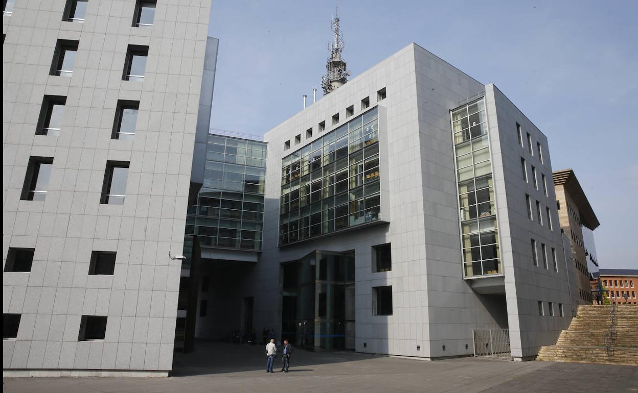 Un condenado por maltratar a su familia durante años en Oviedo incumple la orden de alejamiento 48 horas después del juicio