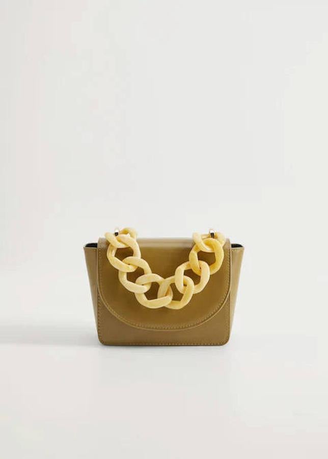 Mini bolso con cadena y en color oliva de Mango, 19,99 euros.