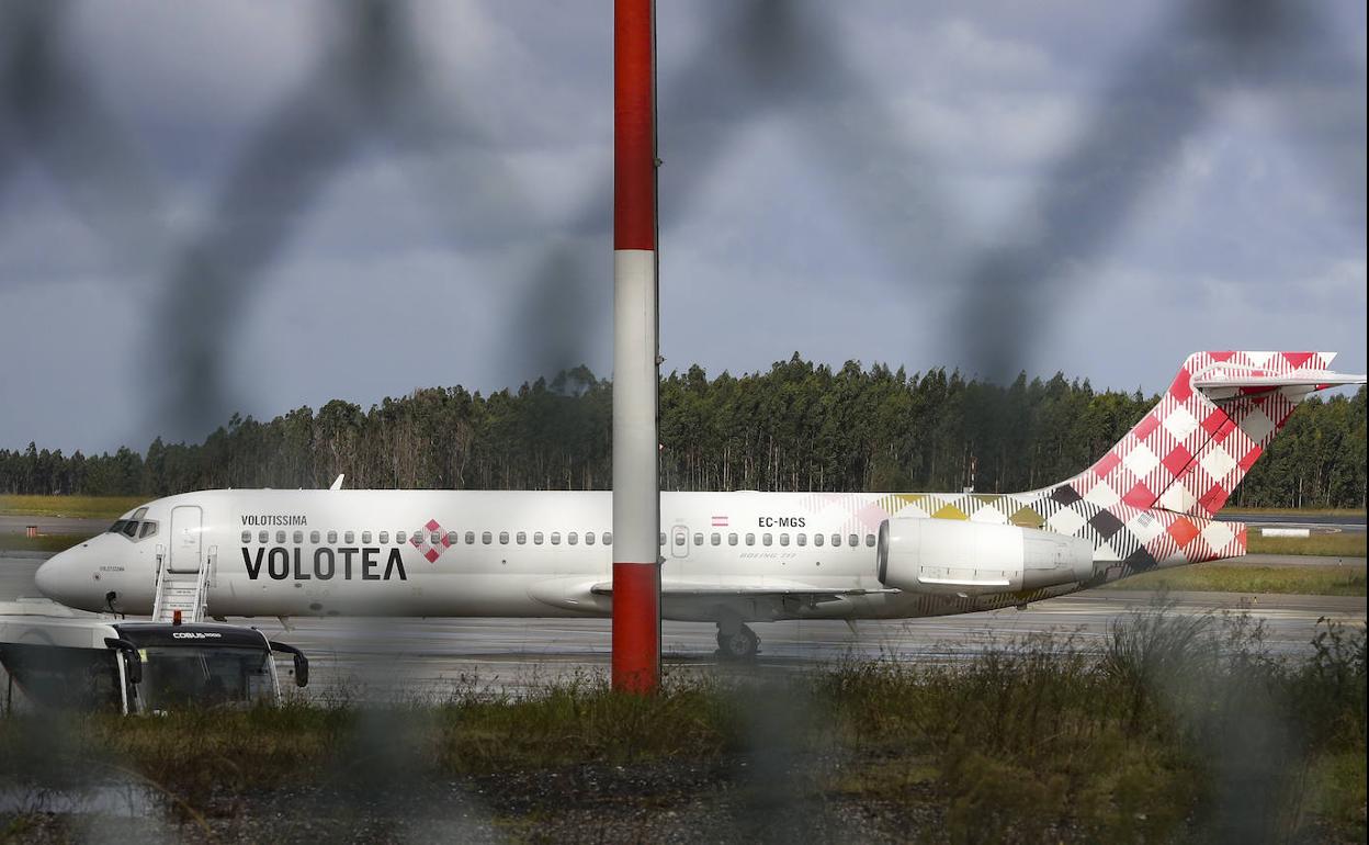 Avión de Volotea en el aeropuerto de Asturias.