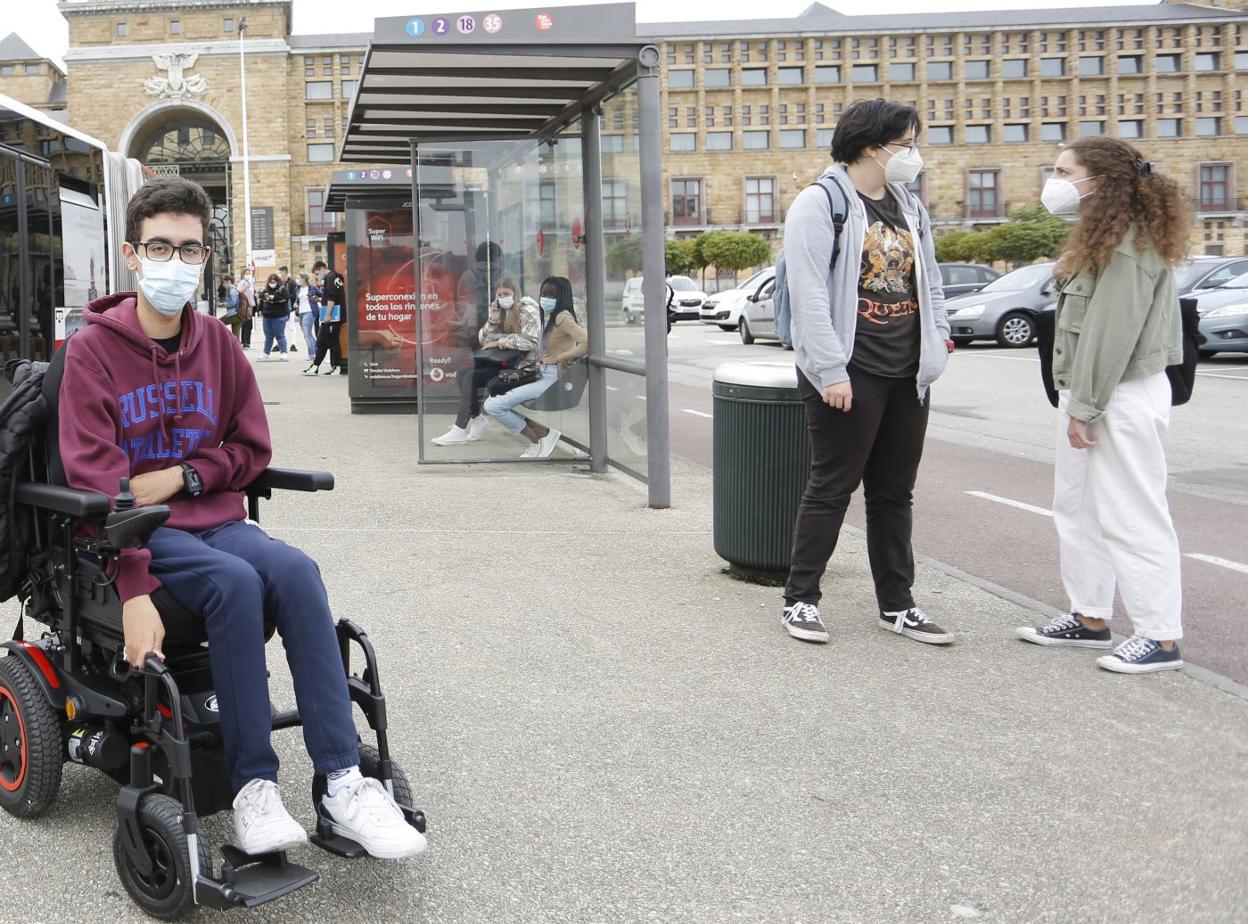 Martín, en la parada de la Laboral donde debe coger el autobús para regresar a Pumarín. 