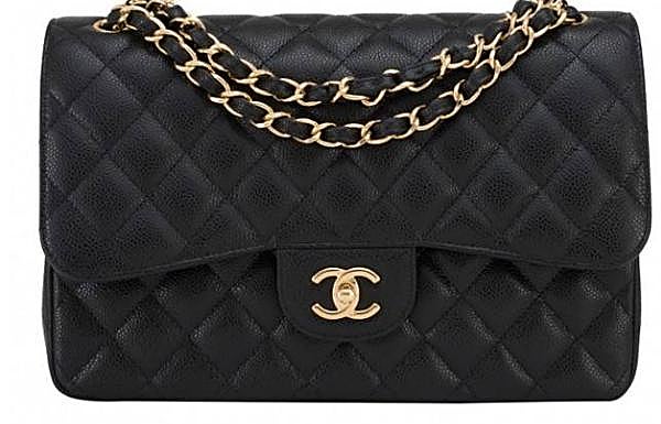 Bolso básico de Chanel, 1.900 euros.