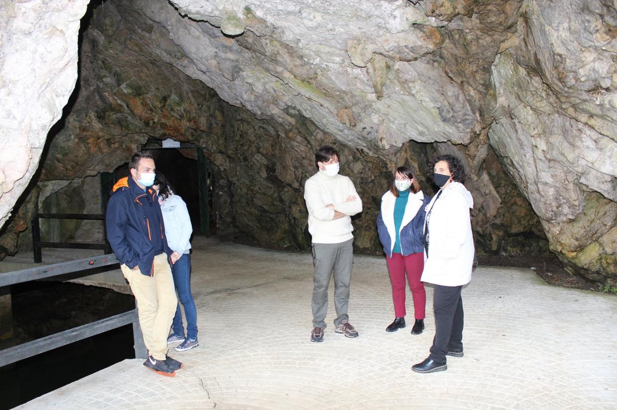 La consejera de Cultura, Berta Piñán, departe con los turistas que ayer visitaron la cueva. 