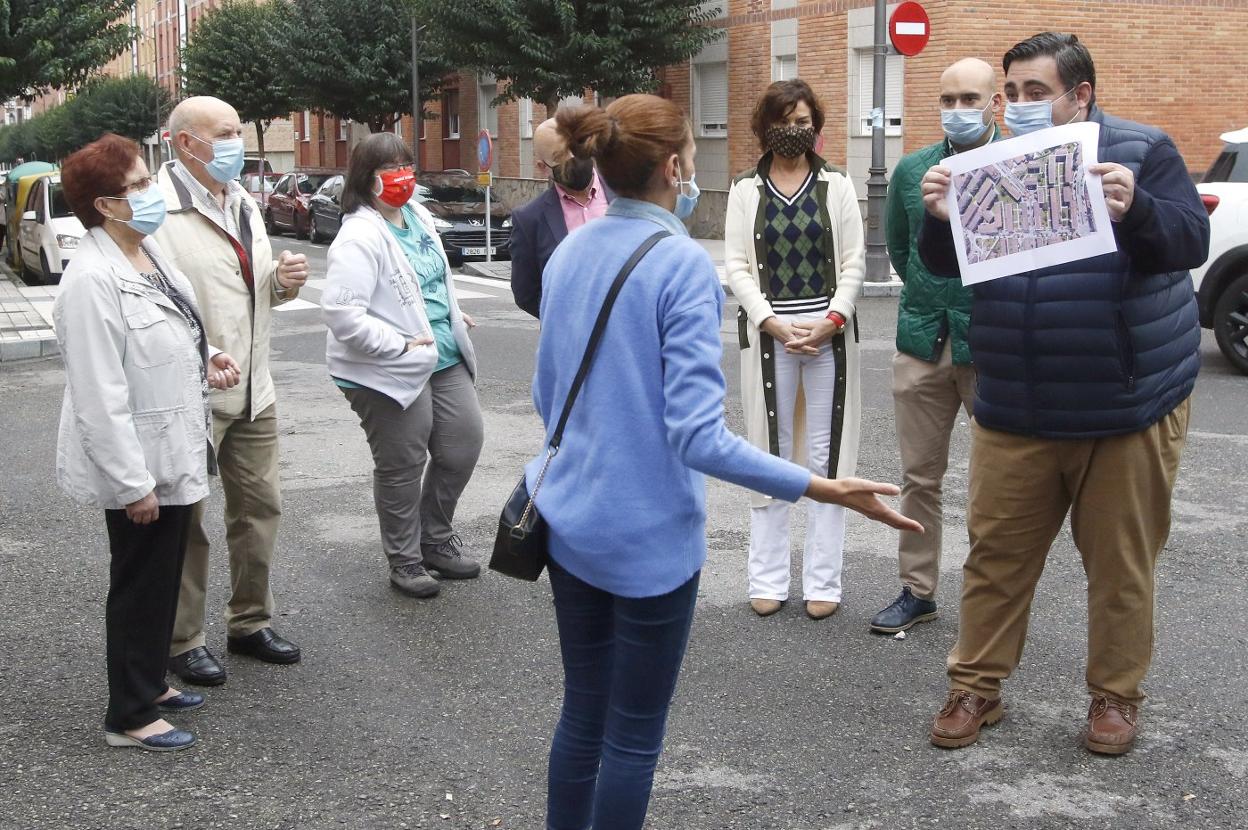 Varios vecinos, en la plazoleta, con los concejales de Foro. 
