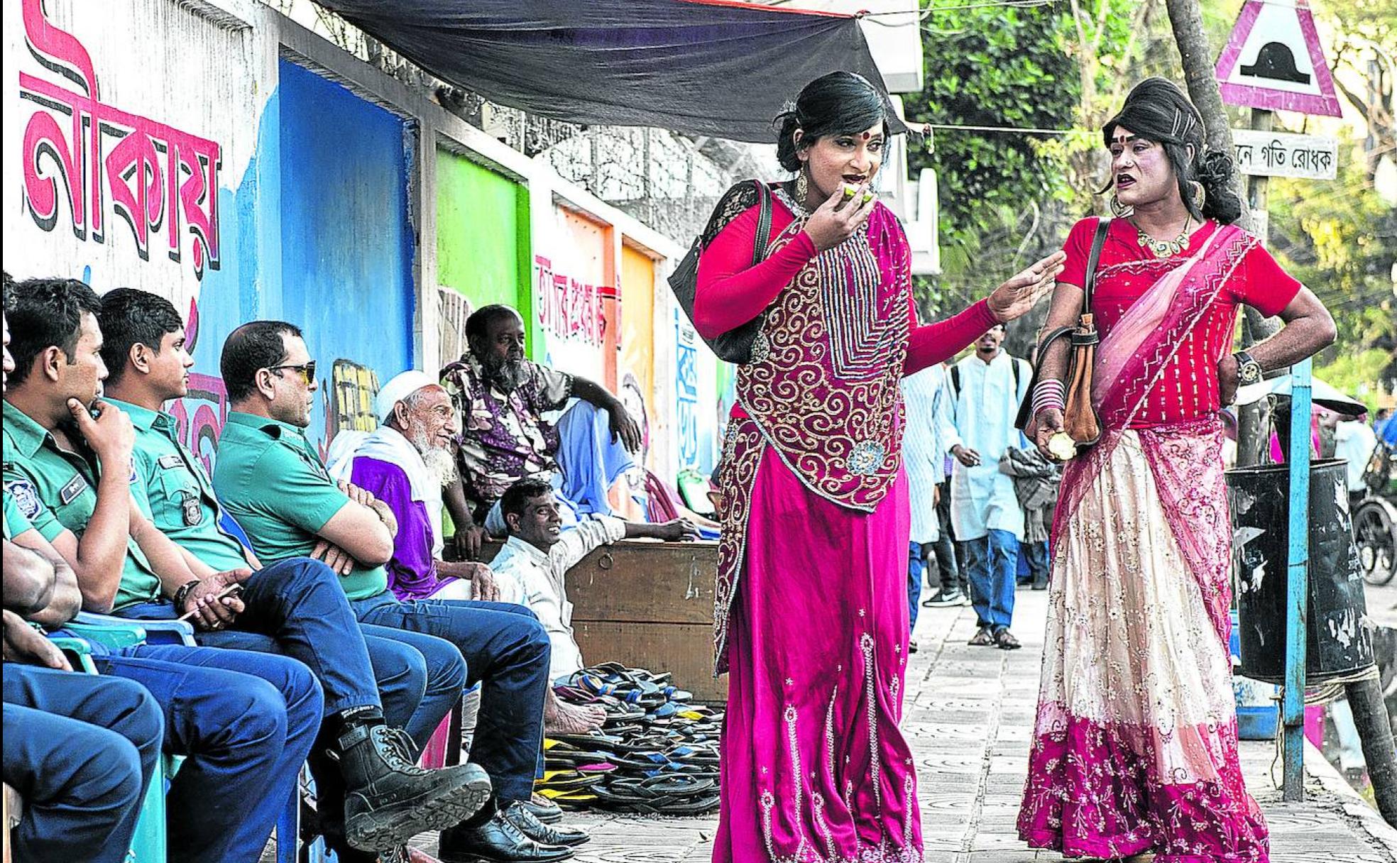 Shanta y su amiga Sagorika pasean por el centro de Dacca atentamente observadas por policías y ciudadanos de la capital de Bangladesh.