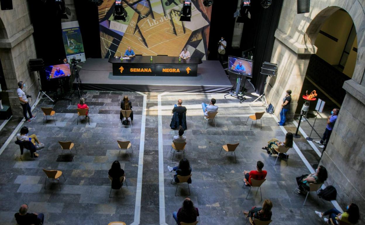 Asistentes a uno de los actos de la última edición de la Semana Negra.