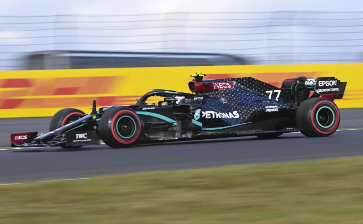 El Mercedes de Valtteri Bottas, rodando por el trazado de Nürburgring.