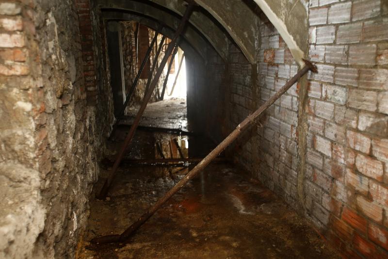 Las filtraciones de agua han acelerado la ruina de la grada alta de la plaza de toros de Oviedo, que es irrecuperable. El moho cubre paredes enteras, la corrosión amenaza las vigas y el alvero está lleno de maleza.