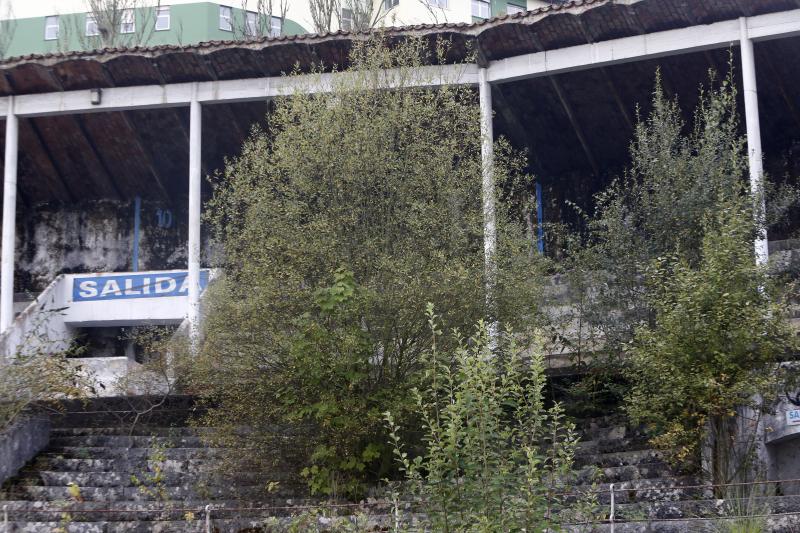 Las filtraciones de agua han acelerado la ruina de la grada alta de la plaza de toros de Oviedo, que es irrecuperable. El moho cubre paredes enteras, la corrosión amenaza las vigas y el alvero está lleno de maleza.