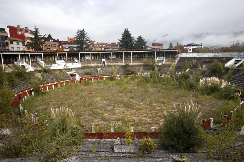 Las filtraciones de agua han acelerado la ruina de la grada alta de la plaza de toros de Oviedo, que es irrecuperable. El moho cubre paredes enteras, la corrosión amenaza las vigas y el alvero está lleno de maleza.