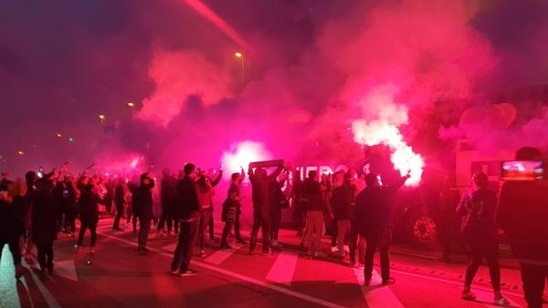 Los aficionados del Sporting y del Real Oviedo han animado a sus equipos antes del inicio del derbi asturiano en el estadio Carlos Tartiere. 