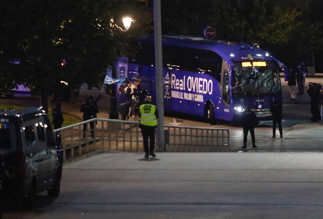 Los aficionados del Sporting y del Real Oviedo han animado a sus equipos antes del inicio del derbi asturiano en el estadio Carlos Tartiere. 