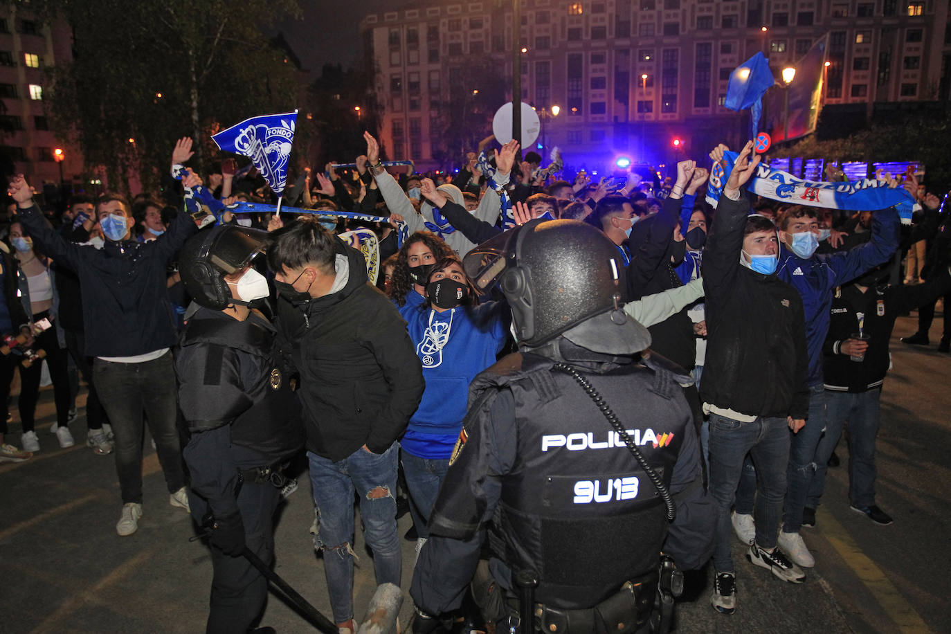 Los aficionados del Sporting y del Real Oviedo han animado a sus equipos antes del inicio del derbi asturiano en el estadio Carlos Tartiere. 