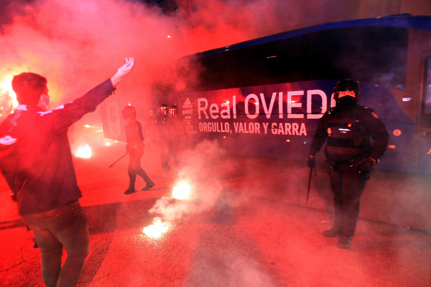 Los aficionados del Sporting y del Real Oviedo han animado a sus equipos antes del inicio del derbi asturiano en el estadio Carlos Tartiere. 