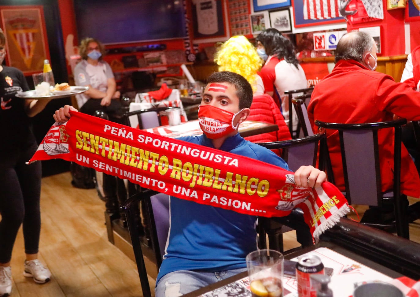 Los aficionados del Real Oviedo y del Sporting han disfrutado del derbi asturiano lejos del estadio Carlos Tartiere, pero eso no le ha restado intensidad al derbi asturiano. 