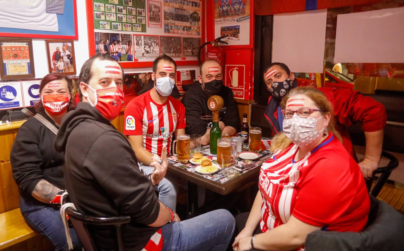 Los aficionados del Real Oviedo y del Sporting han disfrutado del derbi asturiano lejos del estadio Carlos Tartiere, pero eso no le ha restado intensidad al derbi asturiano. 