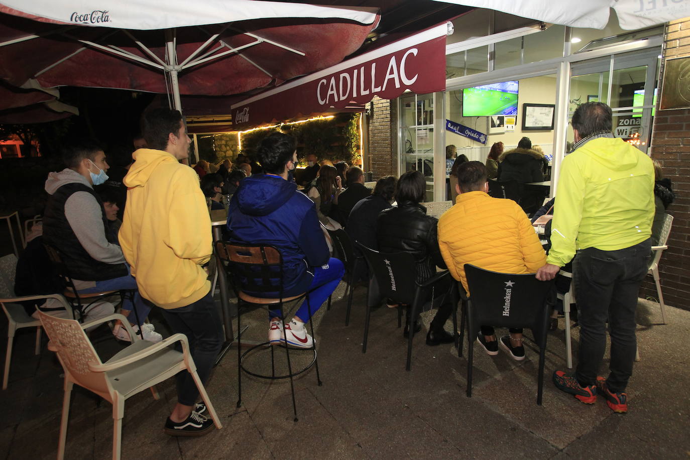 Los aficionados del Real Oviedo y del Sporting han disfrutado del derbi asturiano lejos del estadio Carlos Tartiere, pero eso no le ha restado intensidad al derbi asturiano. 