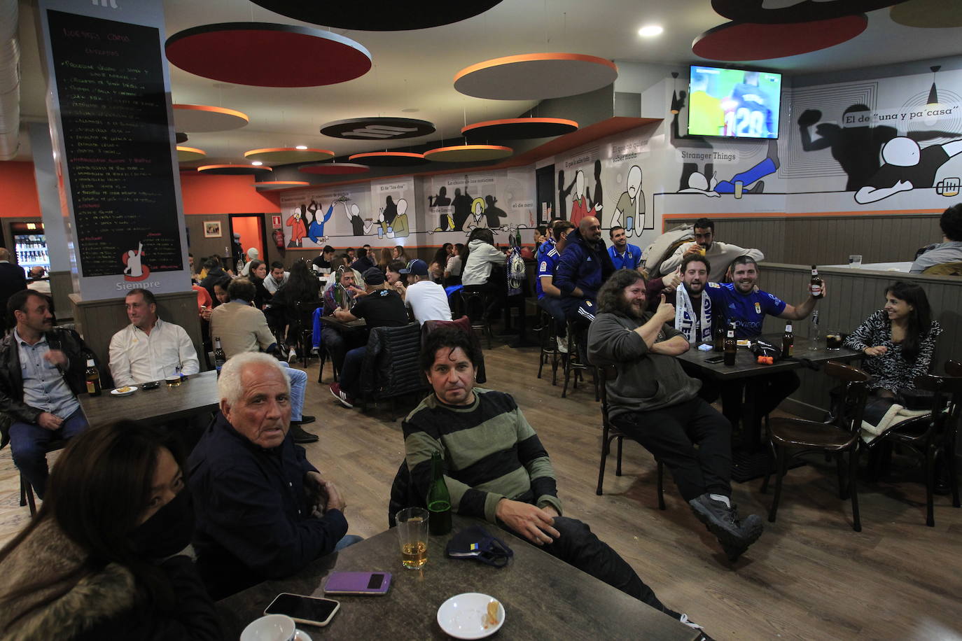 Los aficionados del Real Oviedo y del Sporting han disfrutado del derbi asturiano lejos del estadio Carlos Tartiere, pero eso no le ha restado intensidad al derbi asturiano. 