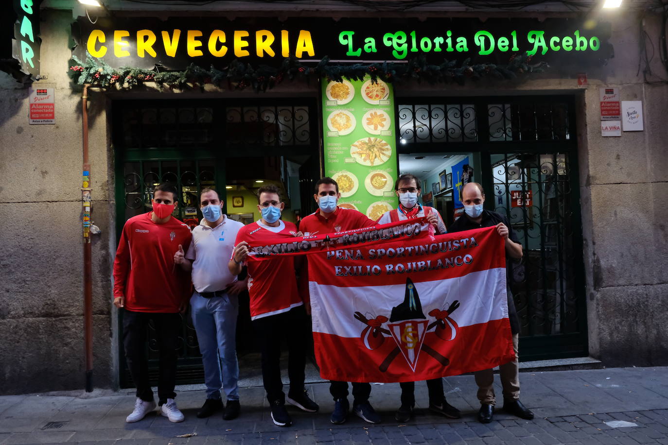 Los aficionados del Real Oviedo y del Sporting han disfrutado del derbi asturiano lejos del estadio Carlos Tartiere, pero eso no le ha restado intensidad al derbi asturiano. 