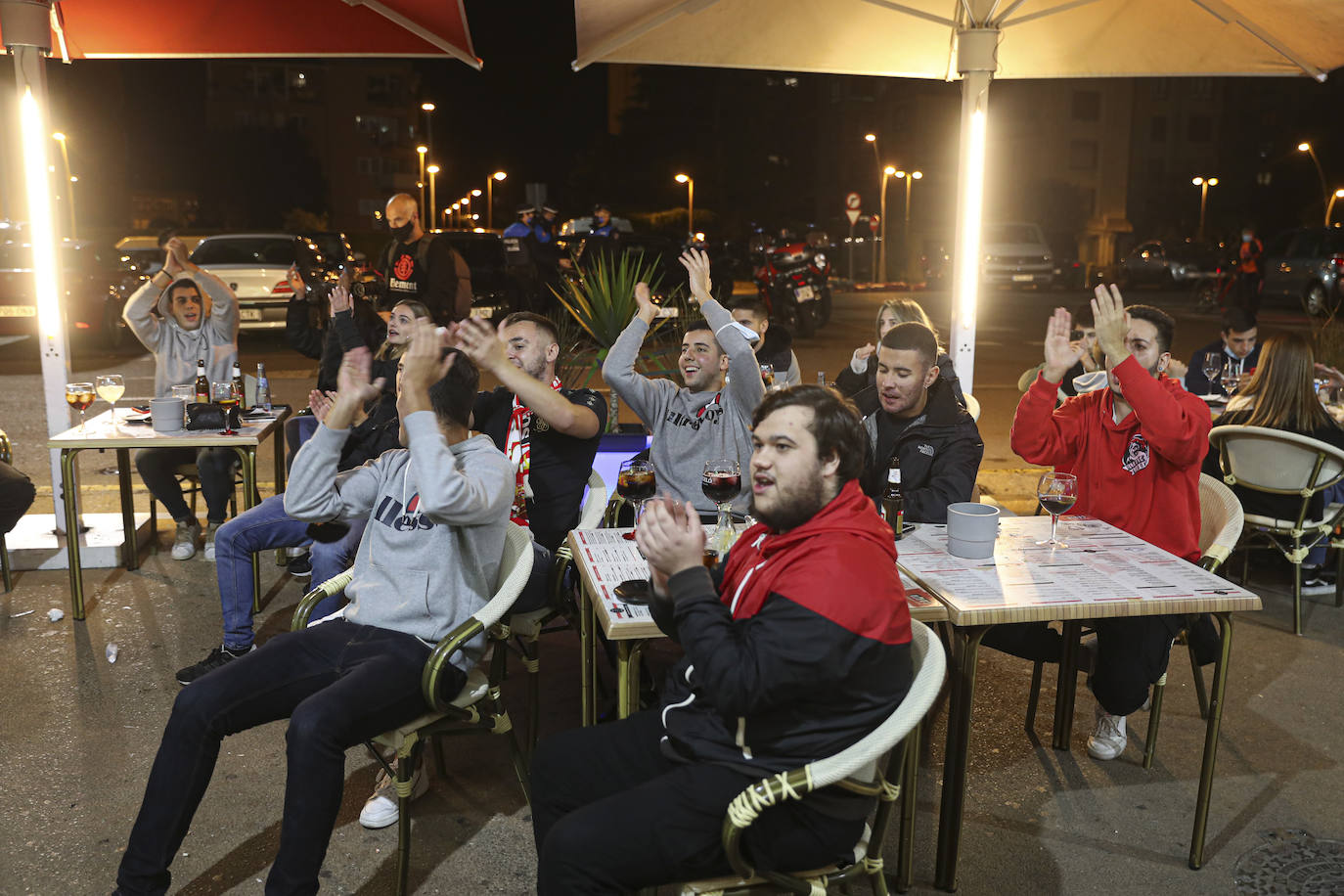 Los aficionados del Real Oviedo y del Sporting han disfrutado del derbi asturiano lejos del estadio Carlos Tartiere, pero eso no le ha restado intensidad al derbi asturiano. 