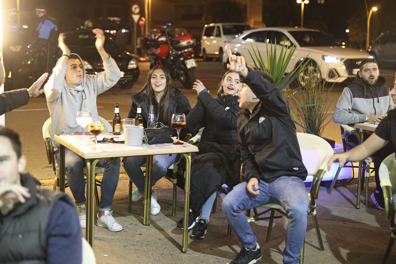 Los aficionados del Real Oviedo y del Sporting han disfrutado del derbi asturiano lejos del estadio Carlos Tartiere, pero eso no le ha restado intensidad al derbi asturiano. 