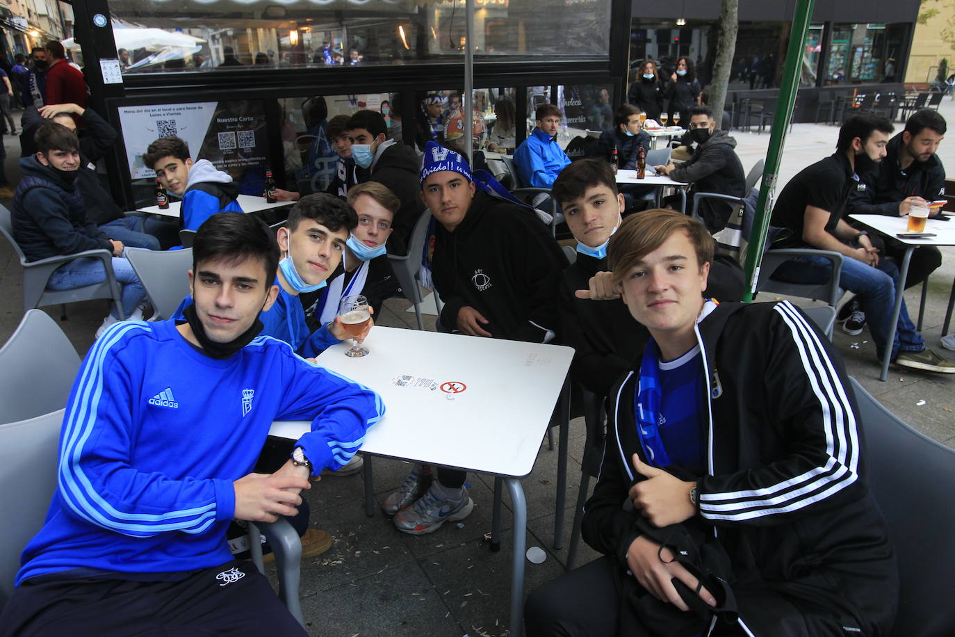 Los aficionados del Real Oviedo y del Sporting han disfrutado del derbi asturiano lejos del estadio Carlos Tartiere, pero eso no le ha restado intensidad al derbi asturiano. 