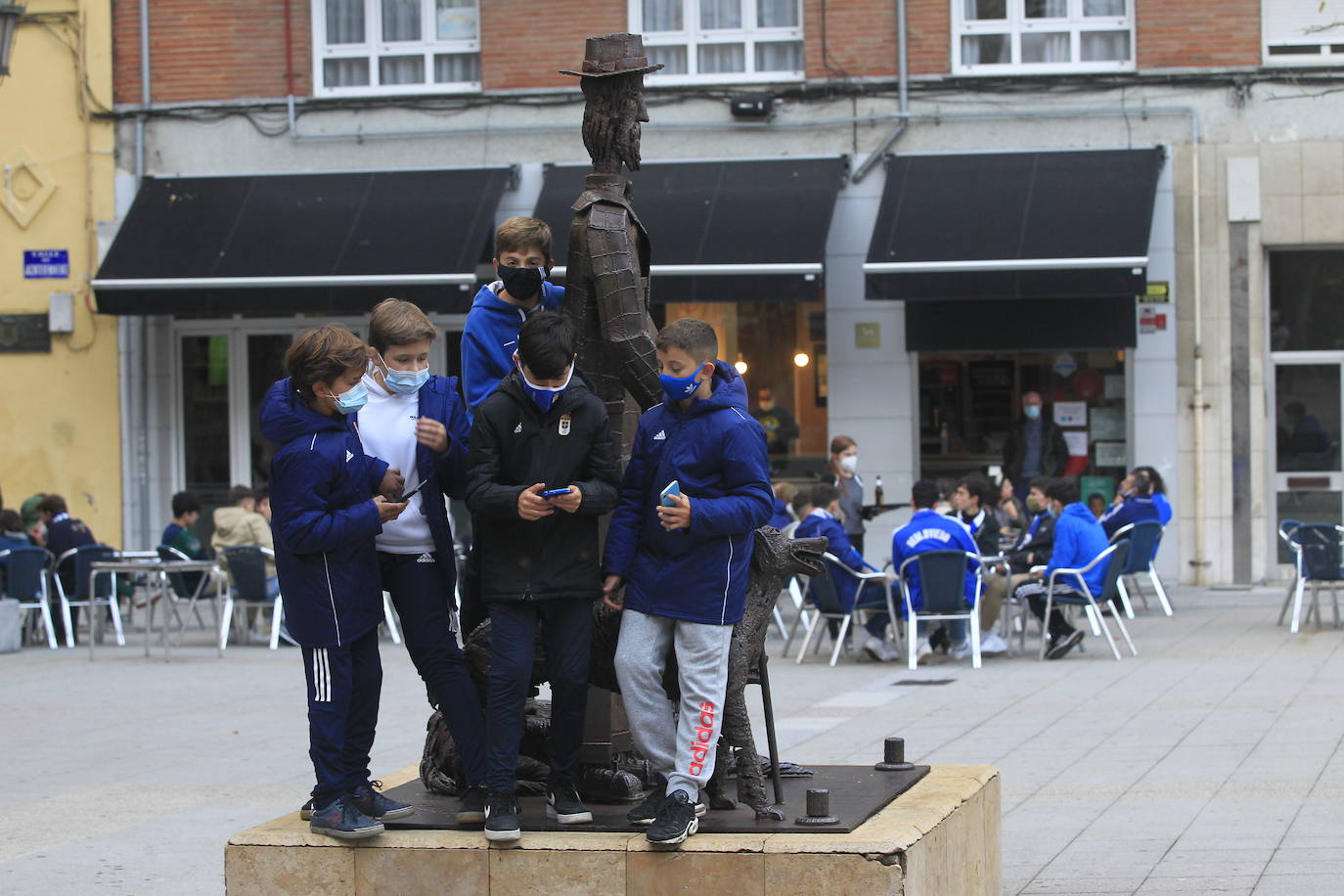 Los aficionados del Real Oviedo y del Sporting han disfrutado del derbi asturiano lejos del estadio Carlos Tartiere, pero eso no le ha restado intensidad al derbi asturiano. 