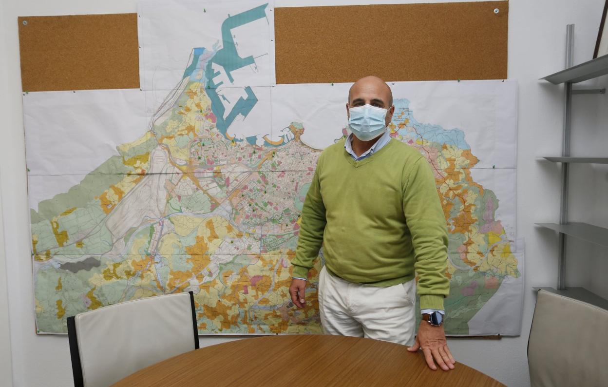 Gonzalo Canga mantuvo la mascarilla durante toda la entrevista en su despacho, ilustrado con un mapa urbanístico del concejo. 