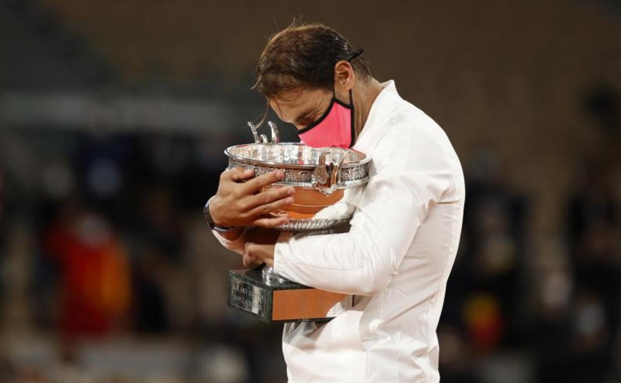 Nadal abraza la Copa de los Mosqueteros. 