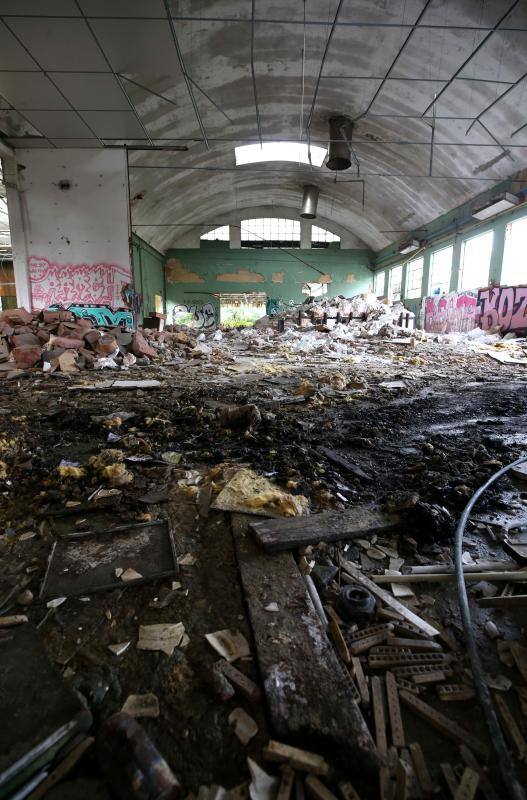 Los vecinos de San Claudio urgen medidas para evitar una desgracia en un recinto que dejó de tener actividad el 30 de abril de 2009, dejando en el paro a 44 trabajadores y dando carpetazo a 108 años de esplendor y exportación del nombre de San Claudio y de la ciudad de Oviedo.