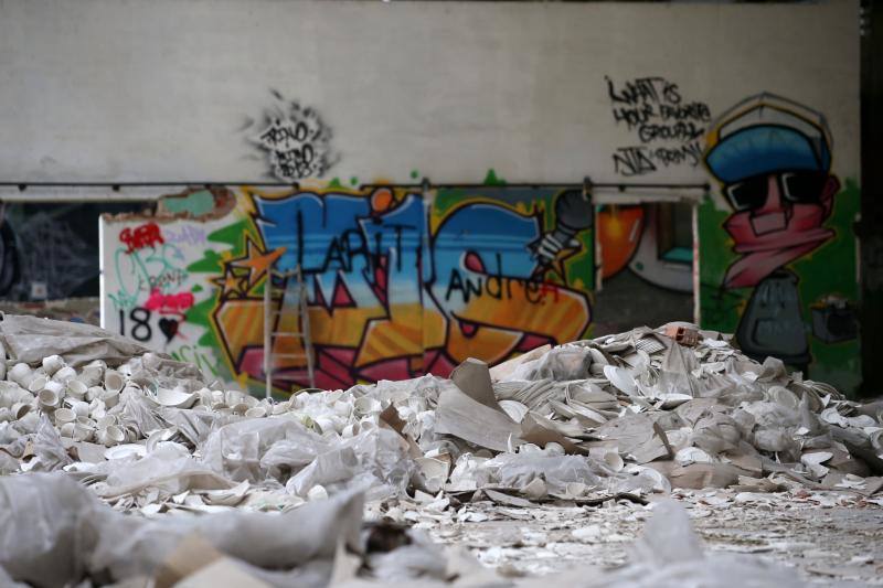 Los vecinos de San Claudio urgen medidas para evitar una desgracia en un recinto que dejó de tener actividad el 30 de abril de 2009, dejando en el paro a 44 trabajadores y dando carpetazo a 108 años de esplendor y exportación del nombre de San Claudio y de la ciudad de Oviedo.