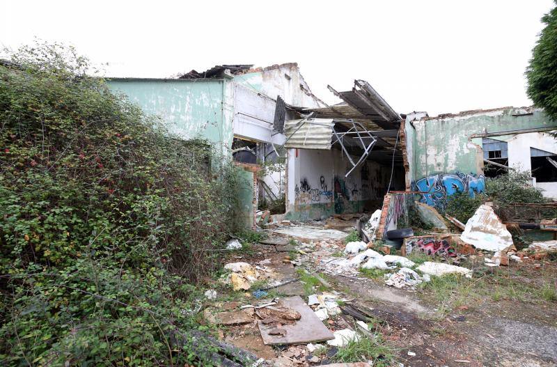 Los vecinos de San Claudio urgen medidas para evitar una desgracia en un recinto que dejó de tener actividad el 30 de abril de 2009, dejando en el paro a 44 trabajadores y dando carpetazo a 108 años de esplendor y exportación del nombre de San Claudio y de la ciudad de Oviedo.