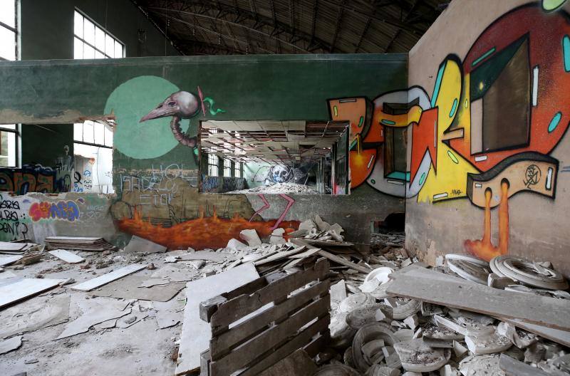 Los vecinos de San Claudio urgen medidas para evitar una desgracia en un recinto que dejó de tener actividad el 30 de abril de 2009, dejando en el paro a 44 trabajadores y dando carpetazo a 108 años de esplendor y exportación del nombre de San Claudio y de la ciudad de Oviedo.