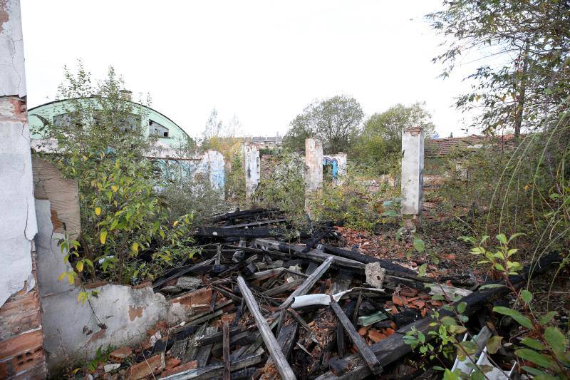 Los vecinos de San Claudio urgen medidas para evitar una desgracia en un recinto que dejó de tener actividad el 30 de abril de 2009, dejando en el paro a 44 trabajadores y dando carpetazo a 108 años de esplendor y exportación del nombre de San Claudio y de la ciudad de Oviedo.