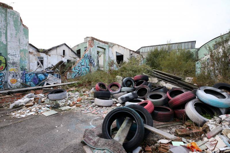 Los vecinos de San Claudio urgen medidas para evitar una desgracia en un recinto que dejó de tener actividad el 30 de abril de 2009, dejando en el paro a 44 trabajadores y dando carpetazo a 108 años de esplendor y exportación del nombre de San Claudio y de la ciudad de Oviedo.