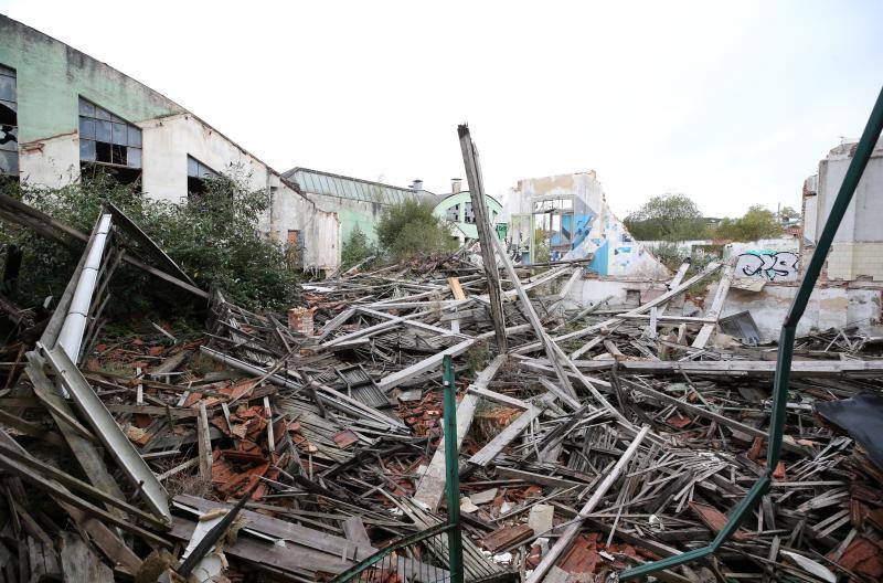 Los vecinos de San Claudio urgen medidas para evitar una desgracia en un recinto que dejó de tener actividad el 30 de abril de 2009, dejando en el paro a 44 trabajadores y dando carpetazo a 108 años de esplendor y exportación del nombre de San Claudio y de la ciudad de Oviedo.